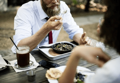 Ένας άντρας τρώει το σωστό φαγητό για την ισχύ του